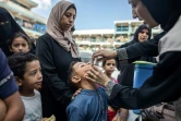 Un personnel de santé administre un vaccin anti-polio à un enfant à Khan Younès, dans le sud de la bande de Gaza, le 5 septembre 2024, sur fond de la guerre dans la bande de Gaza entre Israël et le mouvement islamiste palestinien Hamas