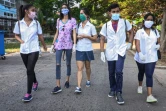 Des étudiants en médecine font du porte à porte dans le quartier du Vedado, le 31 mars 2020 à La Havane, pendant l'épidémie de coronavirus à Cuba
