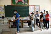 Des électeurs font la queue pour voter lors des élections législatives à Phnom Penh le 23 juillet 2023