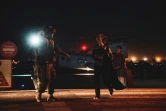 Photographie fournie par l'US Marine Corps le 18 août 2021 et montrant un Marine escortant un fonctionnaire américain en cours d'évacuation, à l'aéroport de Kaboul le 15 août 2021