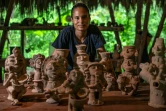 Tatiana Orrego, créatrice du musée sous-marin MUSZIF, devant les répliques miniatures des statuettes immergées sur l'île Fuerte, en Colombie, le 22 mai 2024
