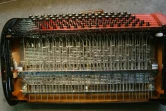 Vue des ressorts de touches d'un accordéon en cours de finition, le 14 septembre 2005 à Tulle