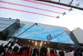 Les pilotes de la "Patrouille de France" survolent le Palais des Festivals à l'arrivée de Tom Cruise (c) et Jennifer Connelly pour la présentation du film "Top Gun: Maverick", le 18 mai 2022 à Cannes