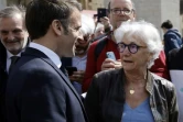 Le président Emmanuel Macron parle avec une habitant sur un marché de Dole, le 27 avril 2023 dans le Jura