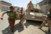 Les forces irakiennes évacuent un blessé de la vieille ville de Mossoul, le 23 juin 2017