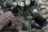 Le corps d'un homme extrait des décombres après un bombardement le 27 avril 2016 à Alep en Syrie