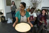 Chichi Amare, d'Ethiopie, présente le 27 octobre 2015 à Zagreb le pain qu'elle vient de fabriquer dans le cadre d'un programme à Zagreb, destiné à accompagner les migrants à s'intégrer