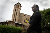 Albertine Mukakamanzi devant l'église de Kibuye dont le prêtre, son oncle, a été jeté du haut du clocher en 1994. Le 3 décembre 2020