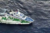 Image tirée d'une séquence vidéo aérienne, le 5 mars 2024, diffusée par la Garde côtière philippine (PCG), montrant un navire de la Garde côtière chinoise (bas) et un navire de la Garde côtière philippine lors d'une collision en mer de Chine méridionale contestée