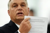 Le Premier ministre hongrois Viktor Orban montre un document durant un débat sur la Hongrie au Parlement européen à Strasbourg (France), le 11 septembre 2018