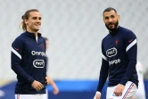 Les attaquants Antoine Griezmann et Karim Benzema, à l'échauffement avant le match amical contre la Bulgarie, le 8 juin 2021 au Stade de France à Saint-Dernier, dernier match de préparation avant l'Euro 2020