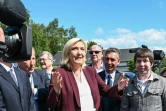 Marine Le Pen, candidate RN aux législatives, visite une ferme à Omecourt, le 1er juin 2022 dans le nord de la France