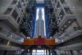La fusée Longue-Marche 5 transférée sur le pas de tir, à Wenchang, dans le sud de la Chine, le 17 juillet 2020