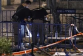 Des membres de la police scientifique relèvent des indices après une attaque au couteau contre une policière israélienne, le 16 juin 2017 à Jérusalem