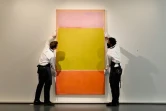 Des employés de Sotheby's portent le tableau de Mark Rothko "N°7", le 5 novembre 2021 à New York