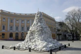 La statue du Duc de Richelieu, fondateur de la ville d'Odessa,  protégée par des sacs de sable, le 17 mars 2022 en Ukraine