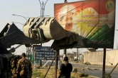 Des soldats irakiens détruisent un panneau à l'effigie de Massoud Barzani à Kirkouk le 16 octobre 2017