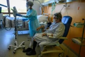 Une infirmière prend la tension d'un malade du Covid-19 dans un centre de rééducation fonctionnelles d'Illkirch-Graffenstaden , le 14 avril 2020