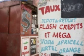 Une boutique de cambiste et le taux de change du franc congolais en dollar sur un marché de Kinshasa, le 11 août 2021 en RDC
