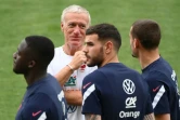 Le sélectionneur des Bleus Didier Deschamps échangent avec ses joueurs lors d'une séance d'entraînement à Split, le 5 juin 2022 