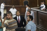 Mohamed Fahmy (c), journaliste canadien de la chaîne qatarie Al-Jazeera, et le journaliste égyptien Baher Mohamed (d), lors de leur procès au tribunal du Caire, le 29 août 2015