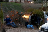 Des Israéliens dans la ville de Sderot se mettent à l'abri de tirs de roquettes en provenance de la bande de Gaza le 12 novembre 2018