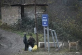 Des civils attendent sur le bas-côté de la route le 30 novembre 2020 près de Latchin, reprise par les forces azerbaïdjanaises