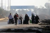 Des Syriens fuient Alep, en Syrie, le 30 octobre 2016