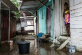 Une femme à l'entrée de sa maison dans le bidonville "la Matine" à Cayenne le 6 avril 2017