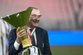 L'entraîneur de la Juventus Maurizio Sarri pose avec le trophée de Champion d'Italie, le 1er août 2020 à Turin