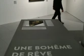 Une femme déambule dans l'exposition "Bistrot! De Baudelaire à Picasso", avant son ouverture à la Cité du Vin de Bordeaux, le 15 mars 2017