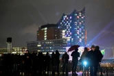 Vue du bâtiment illuminé de la Philharmonie de Hambourg lors du concert inaugural, le 11 janvier 2017