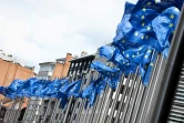 Des drapeaux de l'Union européenne flottent devant à la commission européenne à Bruxelles le 12 janvier 2022