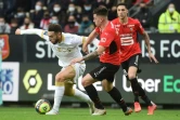 Amine Gouiri (en blanc) à la lutte avec des défenseurs rennais le 12 décembre 2021 lors d'un match de Ligue 1 entre le Stade Rennais et l'OGC Nice. Le Niçois pourrait faire ses valises et gagner la Bretagne quand l'attaque Gaëtan Laborde ferait le chemin inverse