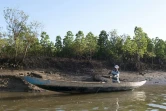 Clément Joseph Rabenandrasana pêche des crabes dans la mangrove