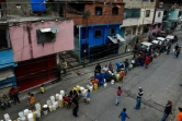 Des habitants font la queue pour récupérer de l'eau, le 1er avril 2019 à Caracas
