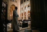 Un ecclésiastique assiste à la traditionnelle messe de Noël à la cathédrale Notre-Dame de Paris, à Paris, le 24 décembre 2024