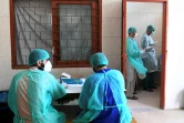 Des personnels médicaux dans un centre de test au coronavirus, le 3 juin 2020 à Karachi, au Pakistan