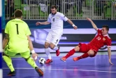 Le Kazakh Tayan déborde le Russe Ivan Chishkala, lors du match pour la 3e place du Championnat d'Europe de futsal, le 10 février 2018 à Ljubljana (Slovénie)