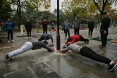 Des habitants font de l'exercice dans un parc de Wuhan, le 23 janvier 2021 en Chine