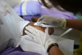 Une femme reçoit un implant contraceptif dans un établissement géré par l'ONG Likhaan  dans la banlieue de Manille, le 10 octobre 2017