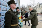 Le Premier ministre ukrainien, Denys Chmygal (d) et son homologue polonais Donald Tusk (c), déposent des gerbes de fleurs au  Mur du souvenir des morts pour l'Ukraine, le 22 janvier 2024 à Kiev
