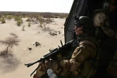 Un hélicoptère de l'armée française survole le 1er juin 2015 une zone près de Gao, au Mali, dans le cadre de l'opération Barkhane