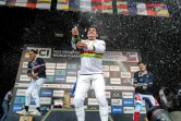 Le champion du monde Loïc Bruni peut fêter avec ses copains Amaury Pierron (g) et Loris Vergier leur exploit aux Mondiaux de VTT aux Gets, le 27 août 2022 