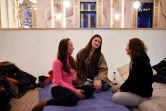 Olena Karas (D) et Irina Tanasiev (C) dans une salle de bal d'hôtel transformée en abri de fortune pour les réfugiés ukrainiens à  Suceava, en Roumanie, le 17 mars 2022

