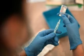Préparation d'une dose de vaccin Moderna contre le Covid-19 le 4 décembre 2021 à Londres