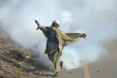 Un manifestant islamiste pakistanais renvoie une grenade lacrymogène sur les forces de l'ordre samedi 25 novembre 2017 à Islamabad