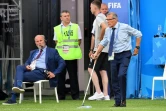 L'entraîneur de l'Uruguay Oscar Tabarez, appuyé sur sa béquille, suit le match face à l'Arabie Saoudite au Mondial, le 20 juin 2018 à Rostov-sur-le-Don