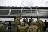Des soldats américains installent des barbelés à la frontière avec le Mexique, le 4 novembre 2018 à Hidalgo, au Texas