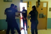 Des agents pénitentiaires ouvrent la cellule d'un prsionnier de l'Unité pour détenus violents, à la prison de Fleury-Mérogis, en Essonne, le 21 juin 2023 dans l'Essonne